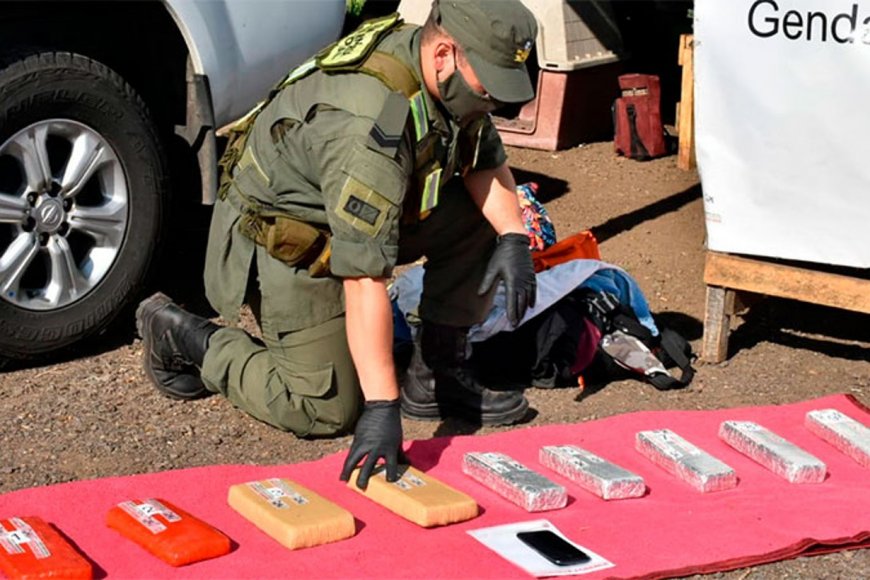 En controles a micros de larga distancia secuestraron más de 90 kilos